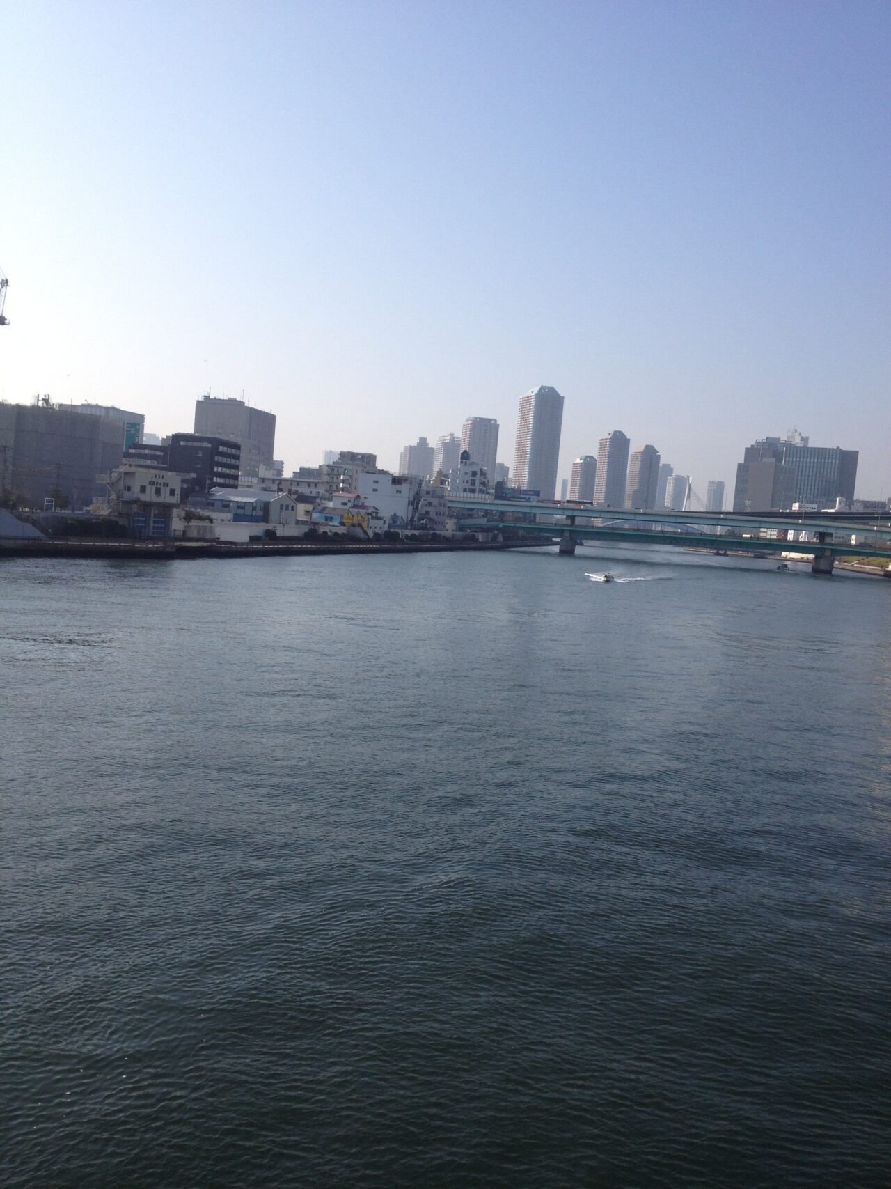 東京のビル群と川