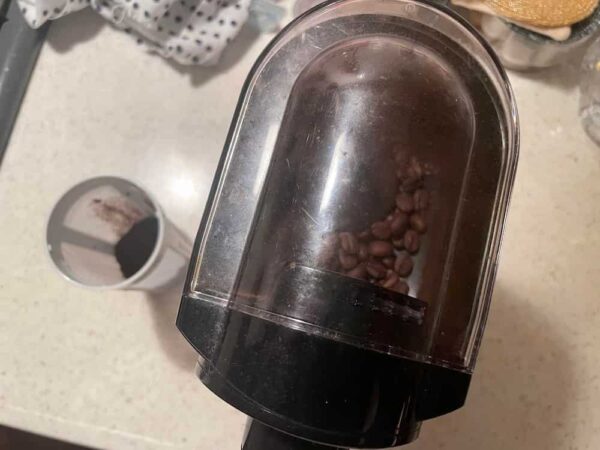 コーヒーミルで豆を挽く