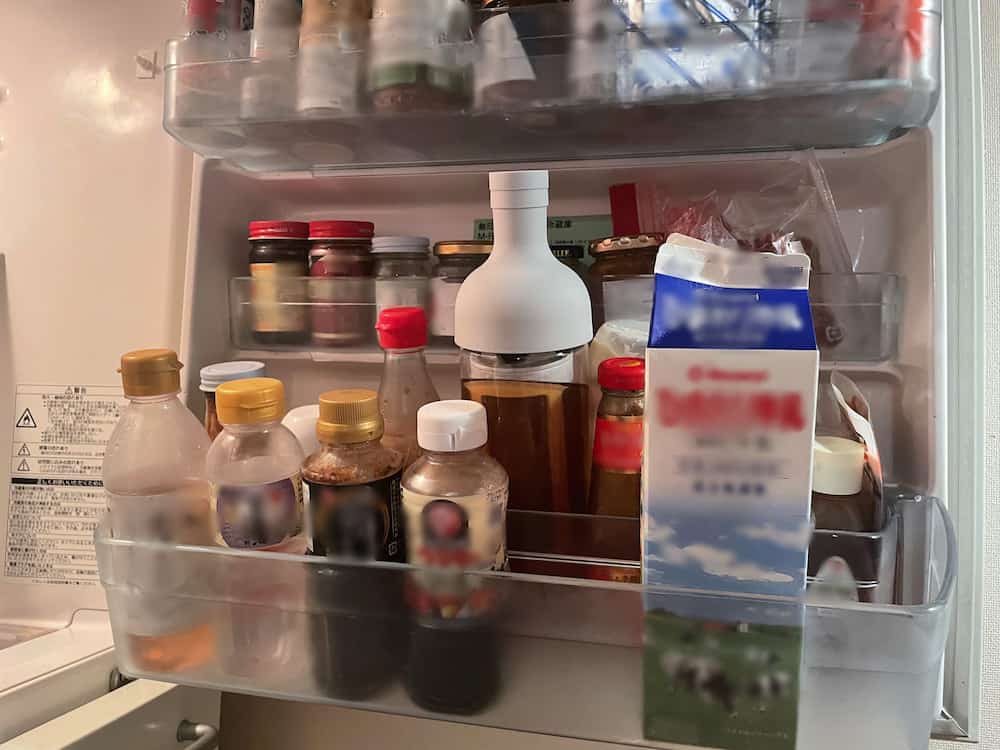 冷蔵庫に入ったアイスコーヒー