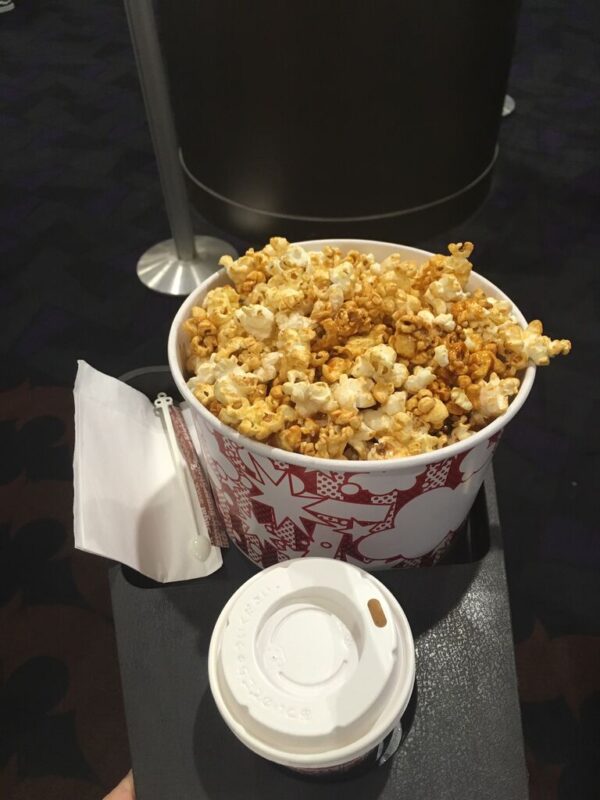 ポップコーンを連れて歩く